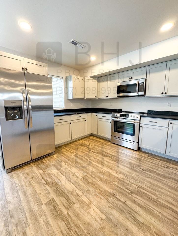 429 E 7th St - Photo 4 of 24