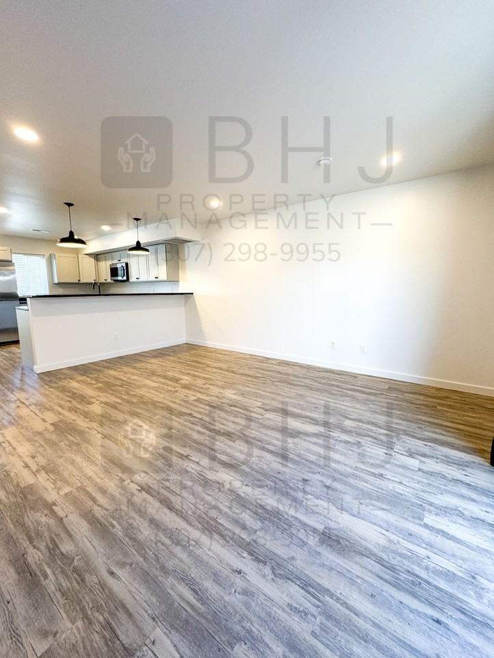 429 E 7th St - Photo 5 of 24