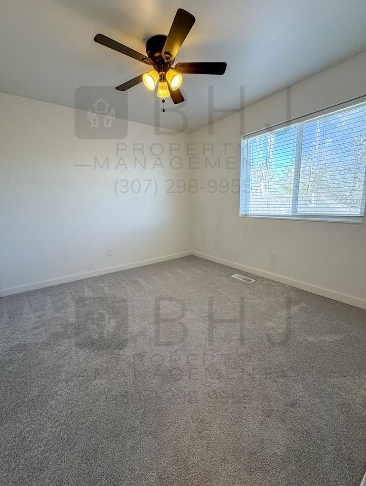 429 E 7th St - Photo 6 of 24