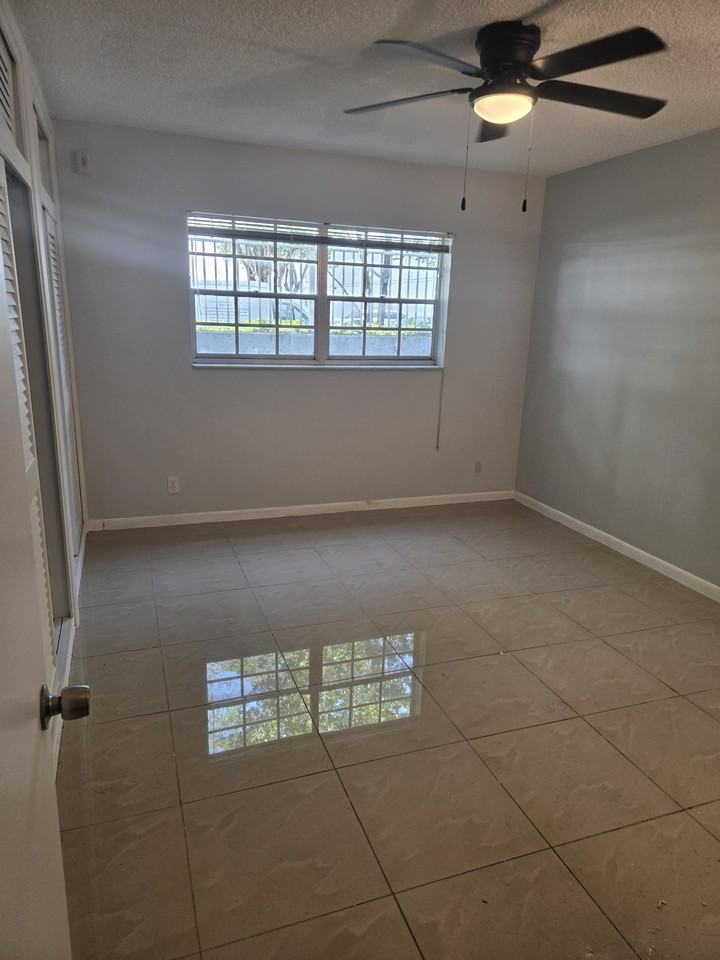 2841 Somerset Dr - Photo 3 of 10