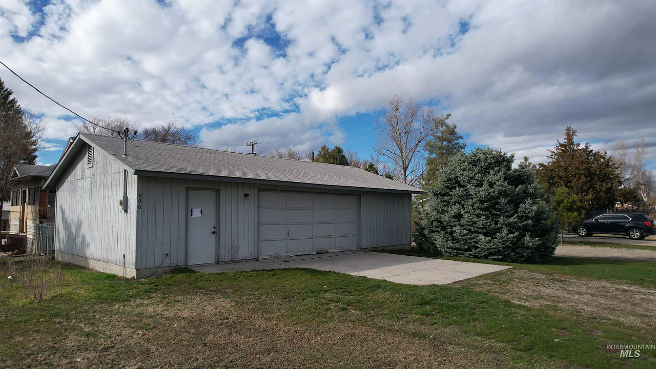 206 W 12th St #NA - Photo 2 of 6