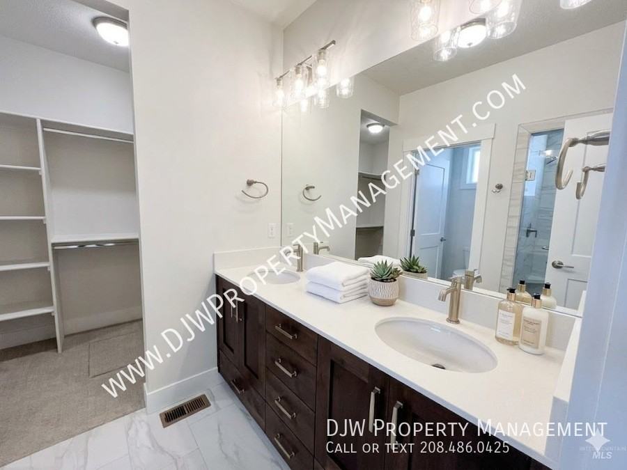 300 E Mayfield Springs Blvd - Photo 6 of 8