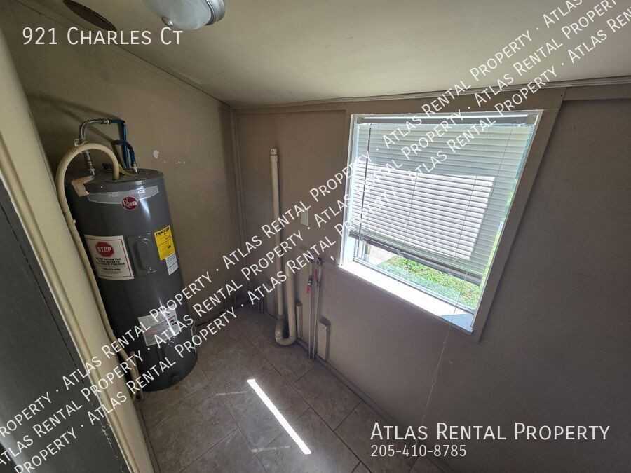 921 Charles Ct - Photo 3 of 10