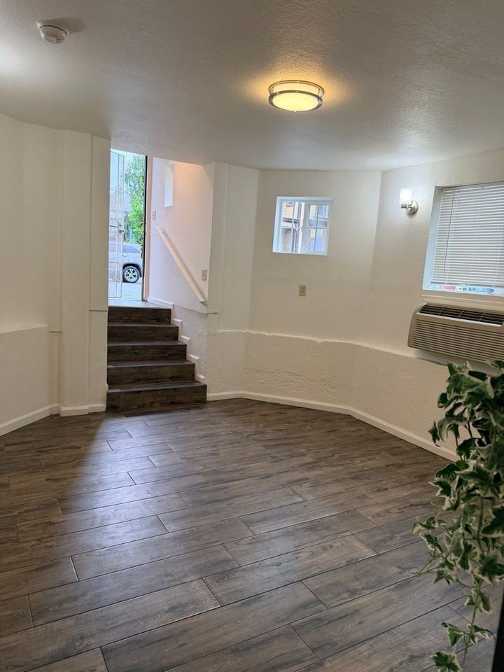 826 20th St - Photo 3 of 30