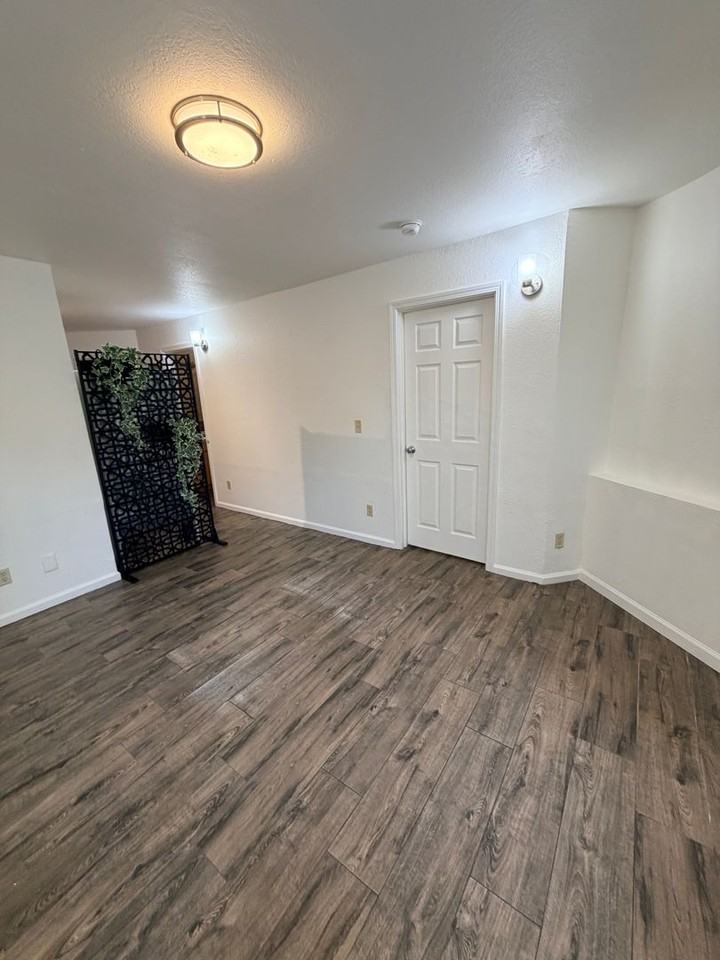 826 20th St - Photo 5 of 30