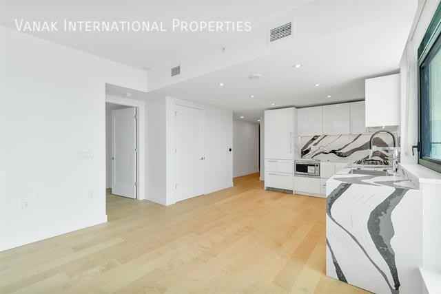 135 13th St E - Photo 5 of 28