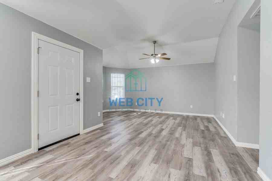 2525 Lyola St - Photo 4 of 12