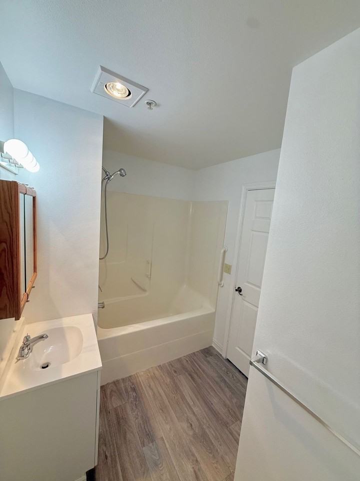 Parkland Manor - Photo 5 of 11