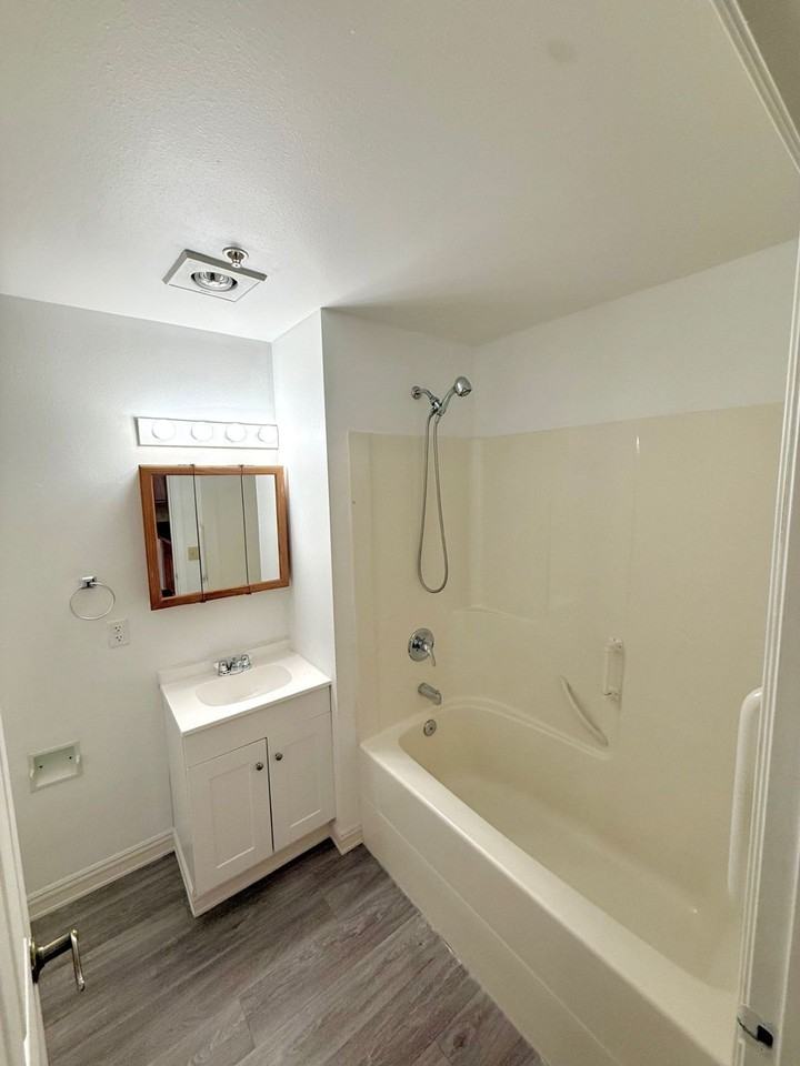 Parkland Manor - Photo 6 of 11