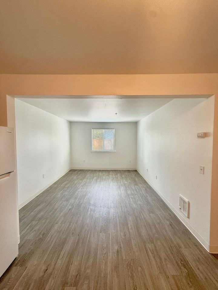 Parkland Manor - Photo 7 of 12