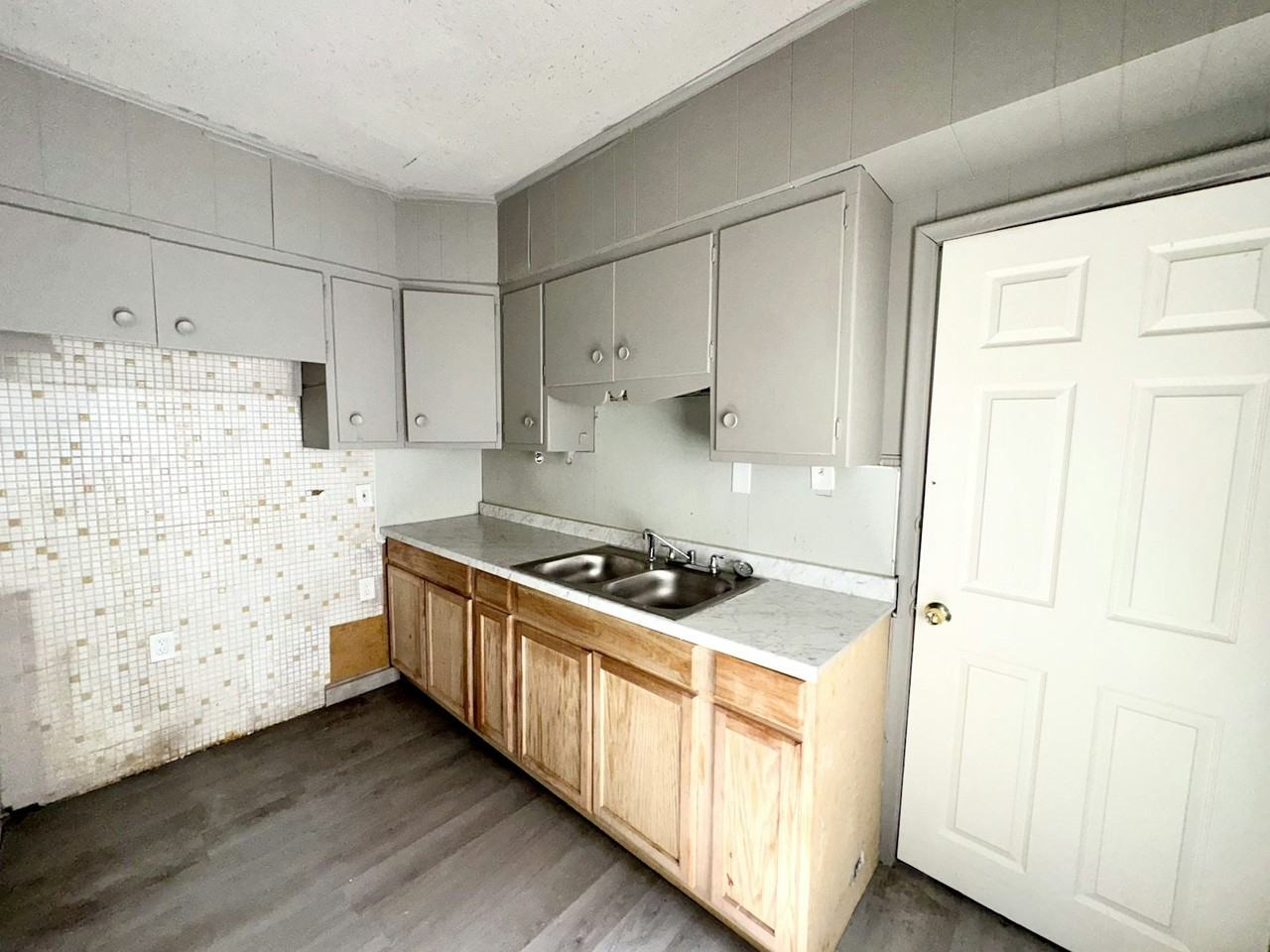 5856 Barrett Street, Unit Lower - Photo 6 of 9