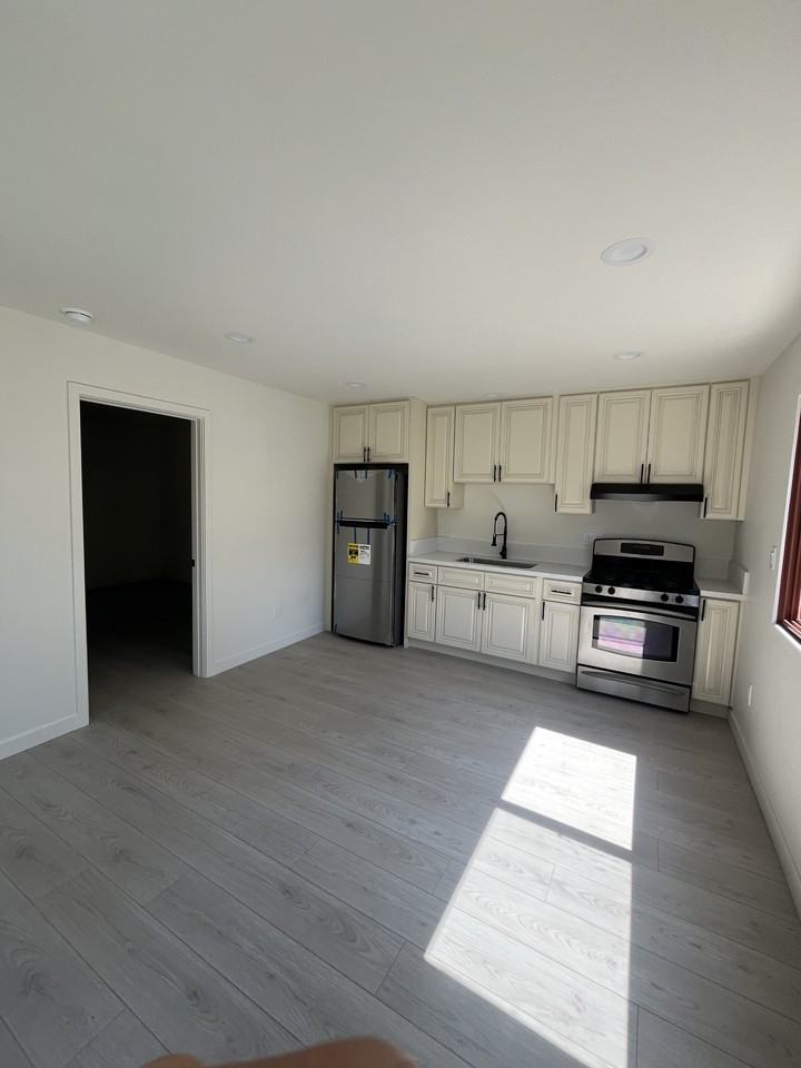 14629 Haynes St - Photo 6 of 18