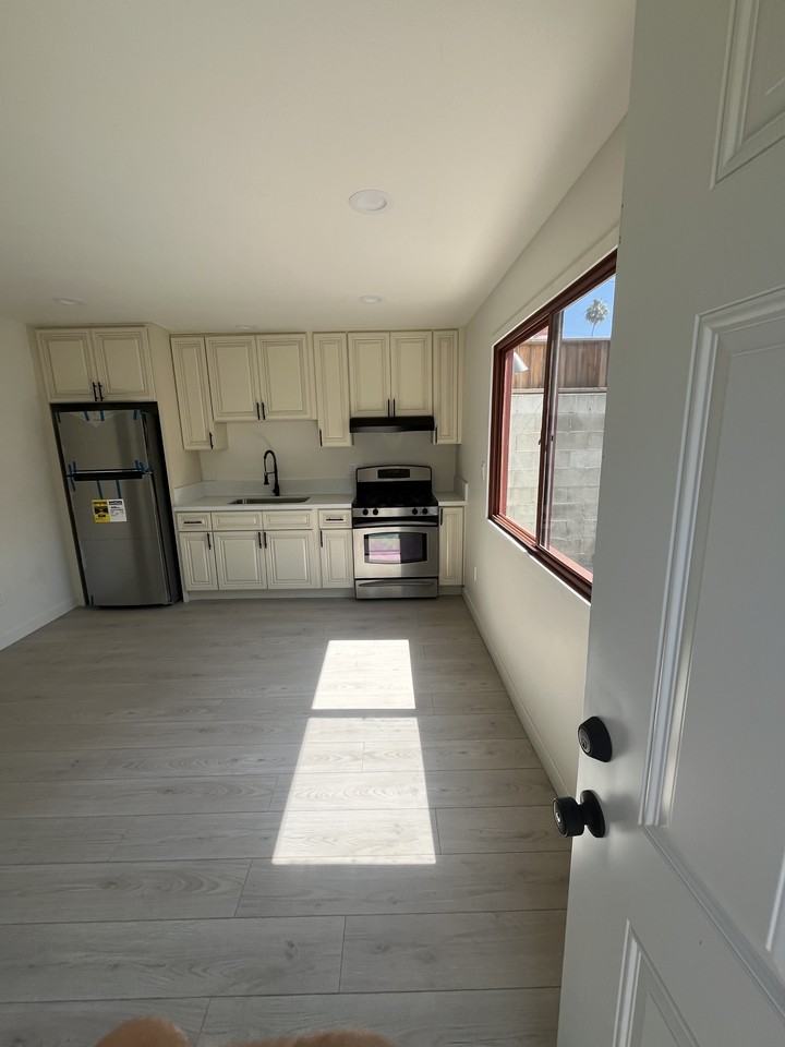 14629 Haynes St - Photo 7 of 18