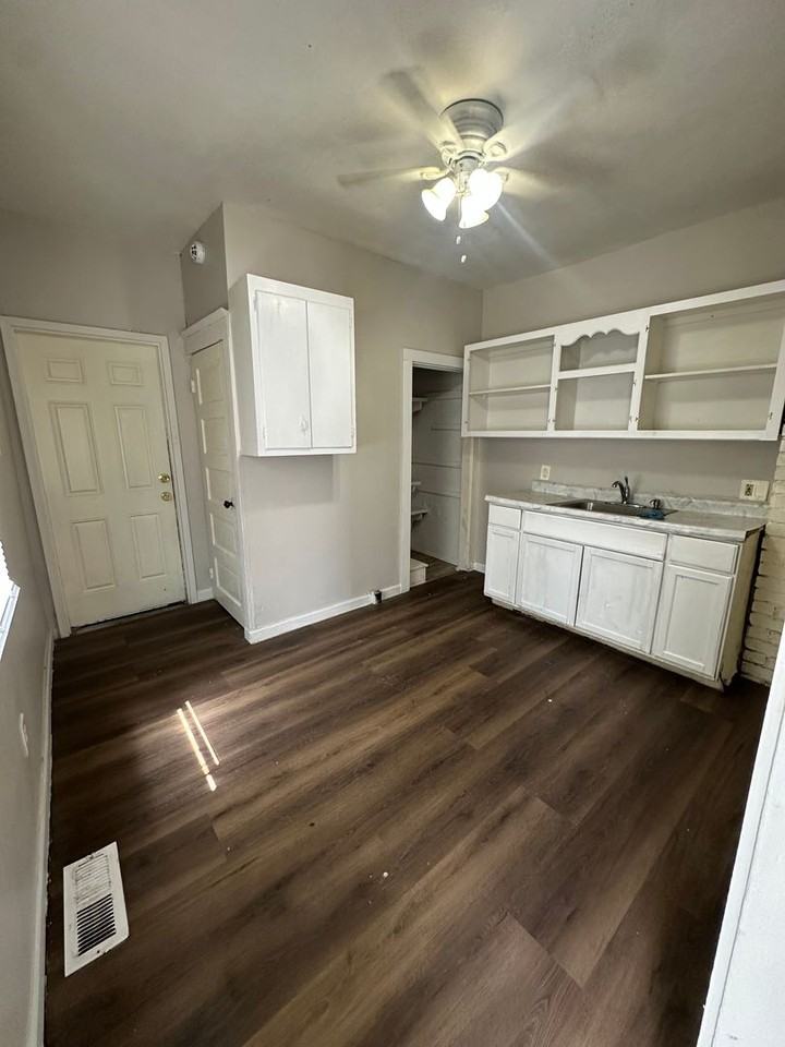 2900 E 21st St - Photo 4 of 13
