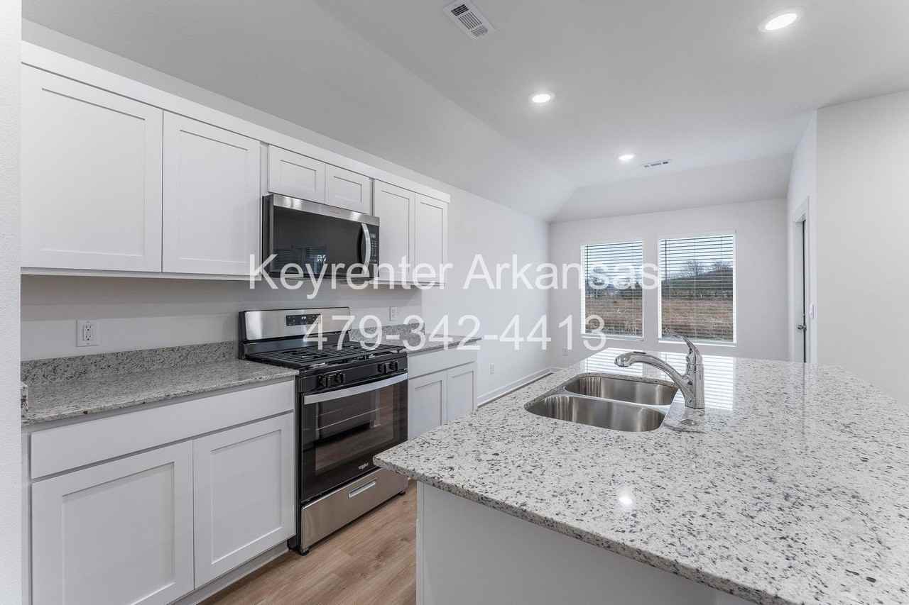 551 Shepherd St - Photo 2 of 21