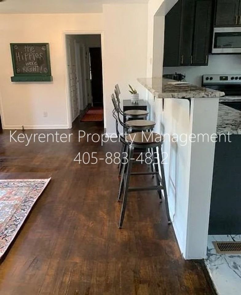 1524 Rowena Ln - Photo 3 of 8