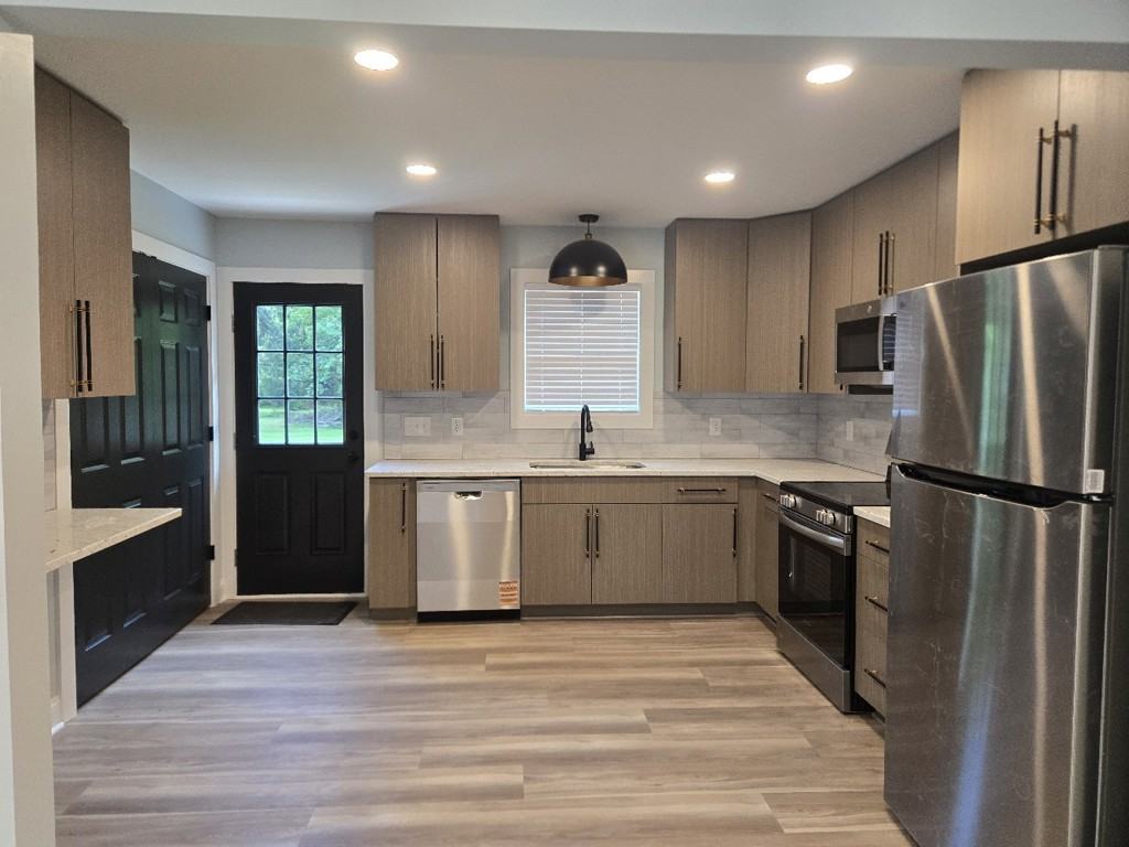 1111 Grace Ave - Photo 3 of 12