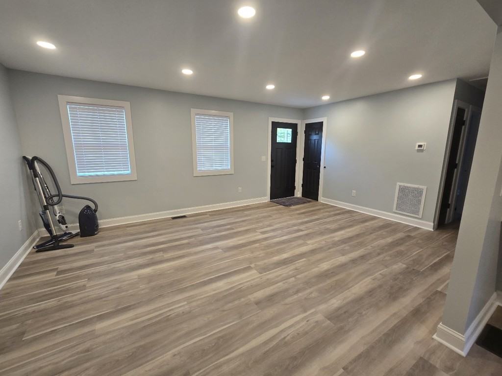 1111 Grace Ave - Photo 4 of 12