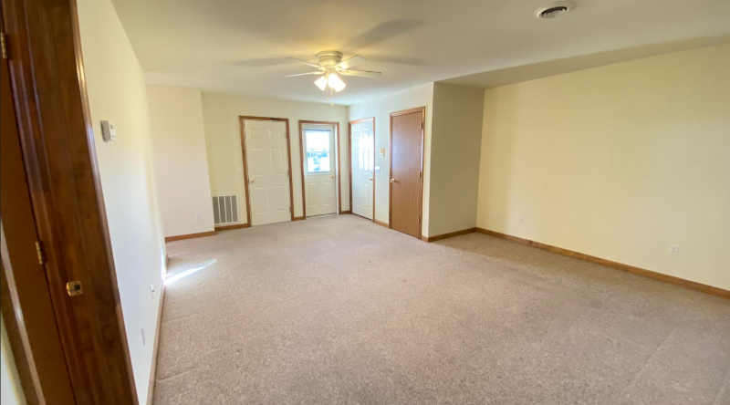 525 Sir Benjamin Way - Photo 3 of 16