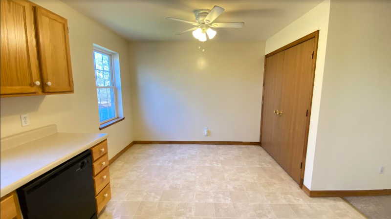 525 Sir Benjamin Way - Photo 7 of 16