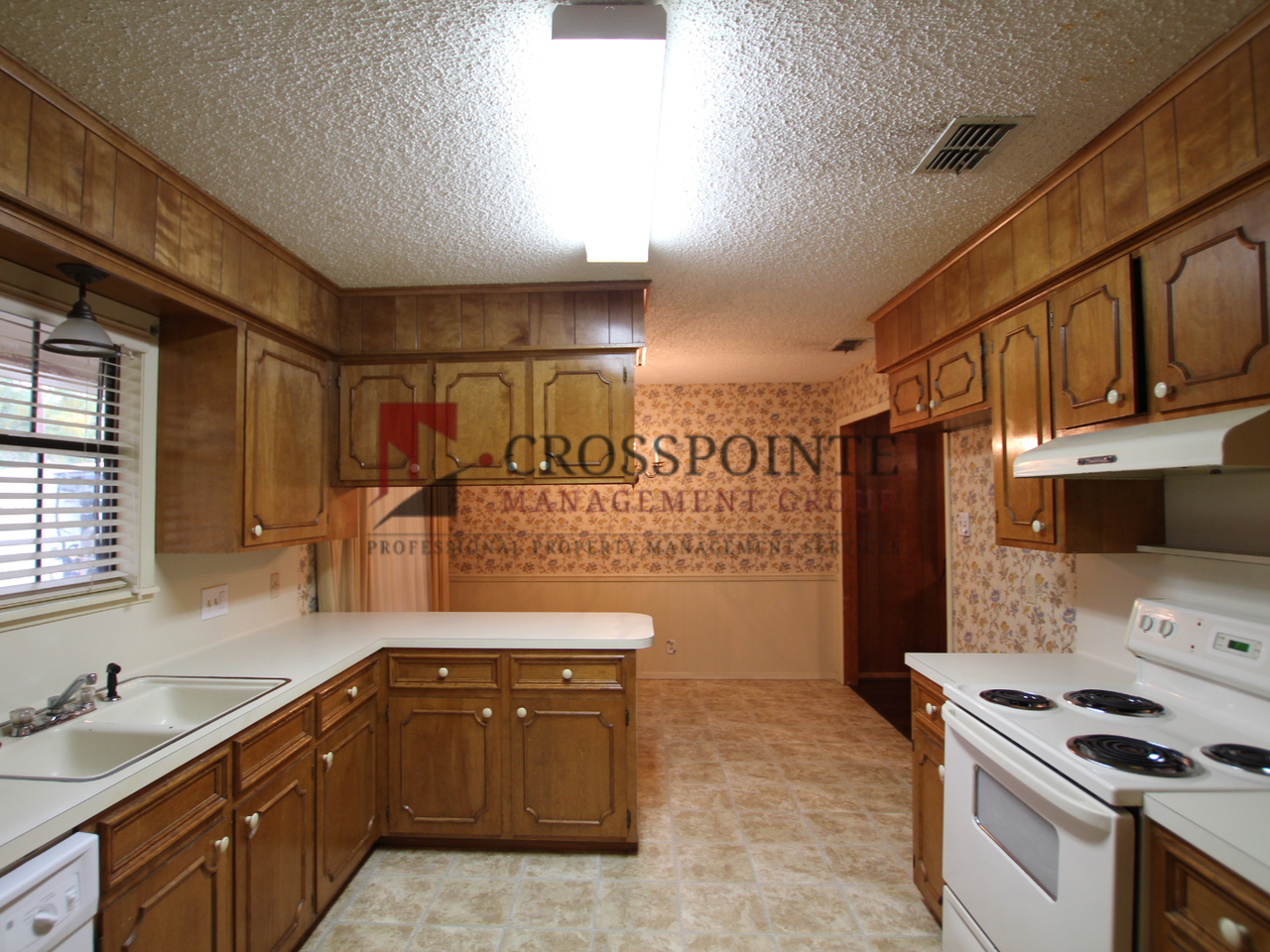 1303 Larkspur Ln - Photo 2 of 12