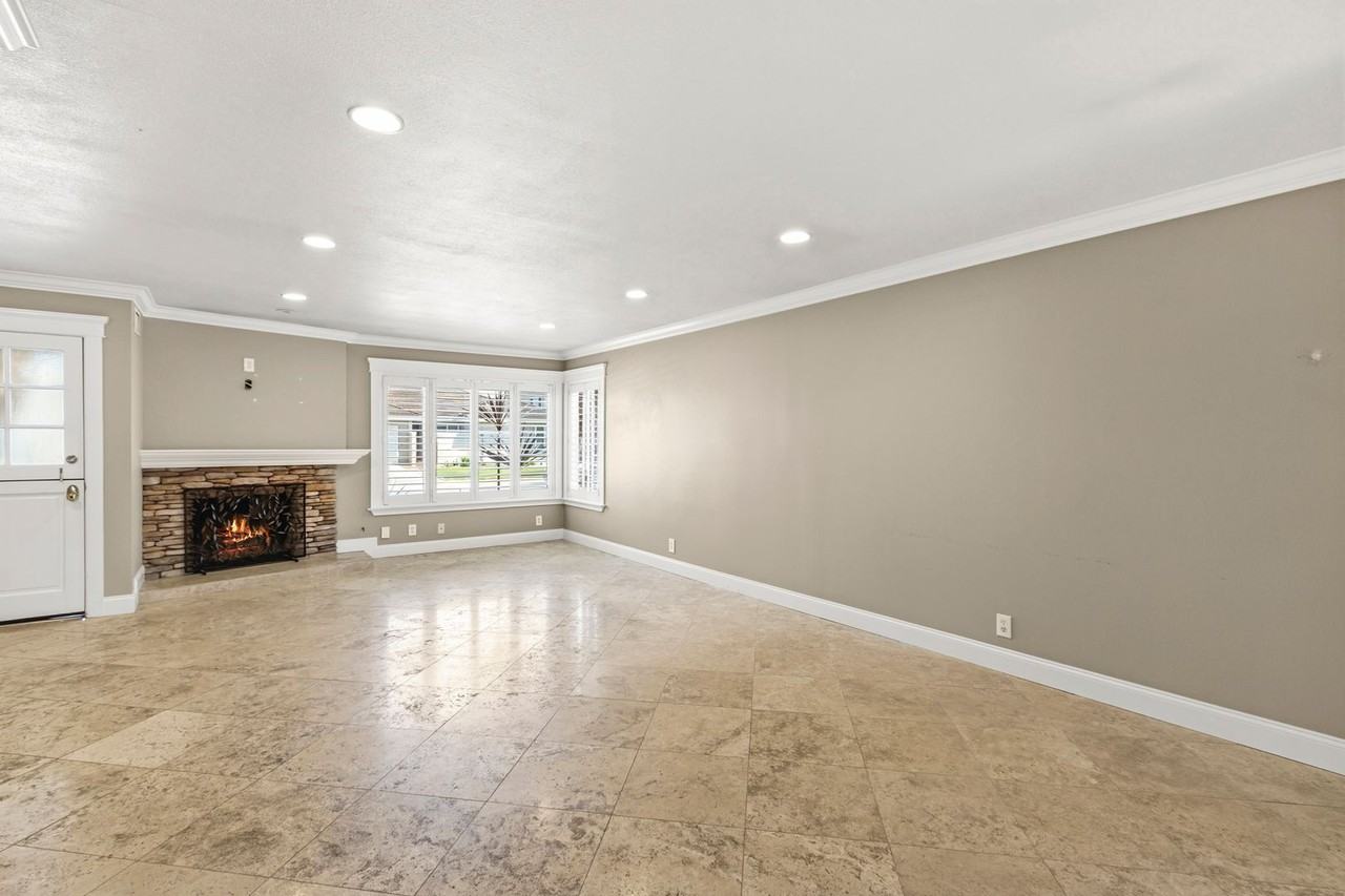 21421 Pinetree Ln - Photo 4 of 14