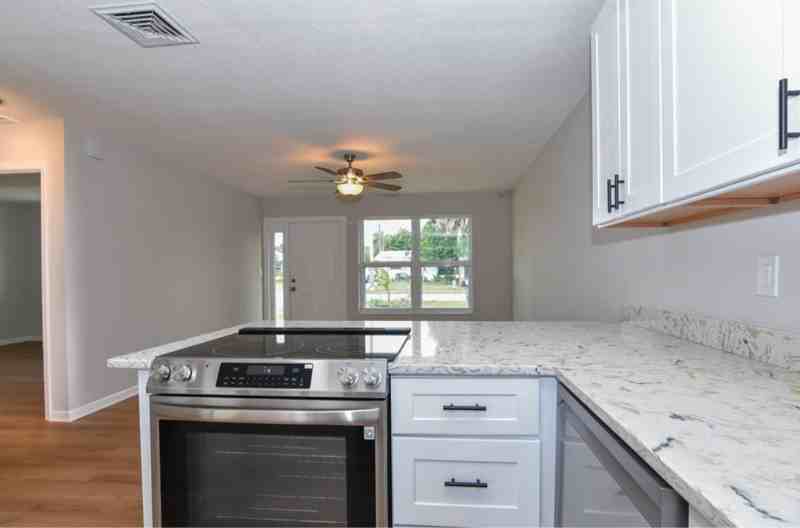 423 Se Parkway Dr - Photo 2 of 11