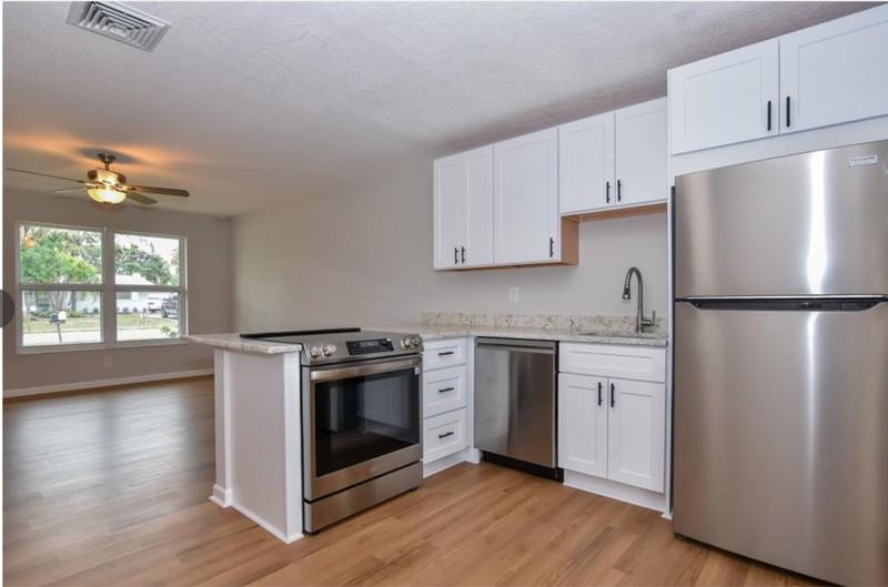 423 Se Parkway Dr - Photo 3 of 11