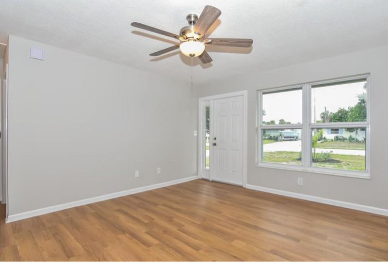 423 Se Parkway Dr - Photo 5 of 11