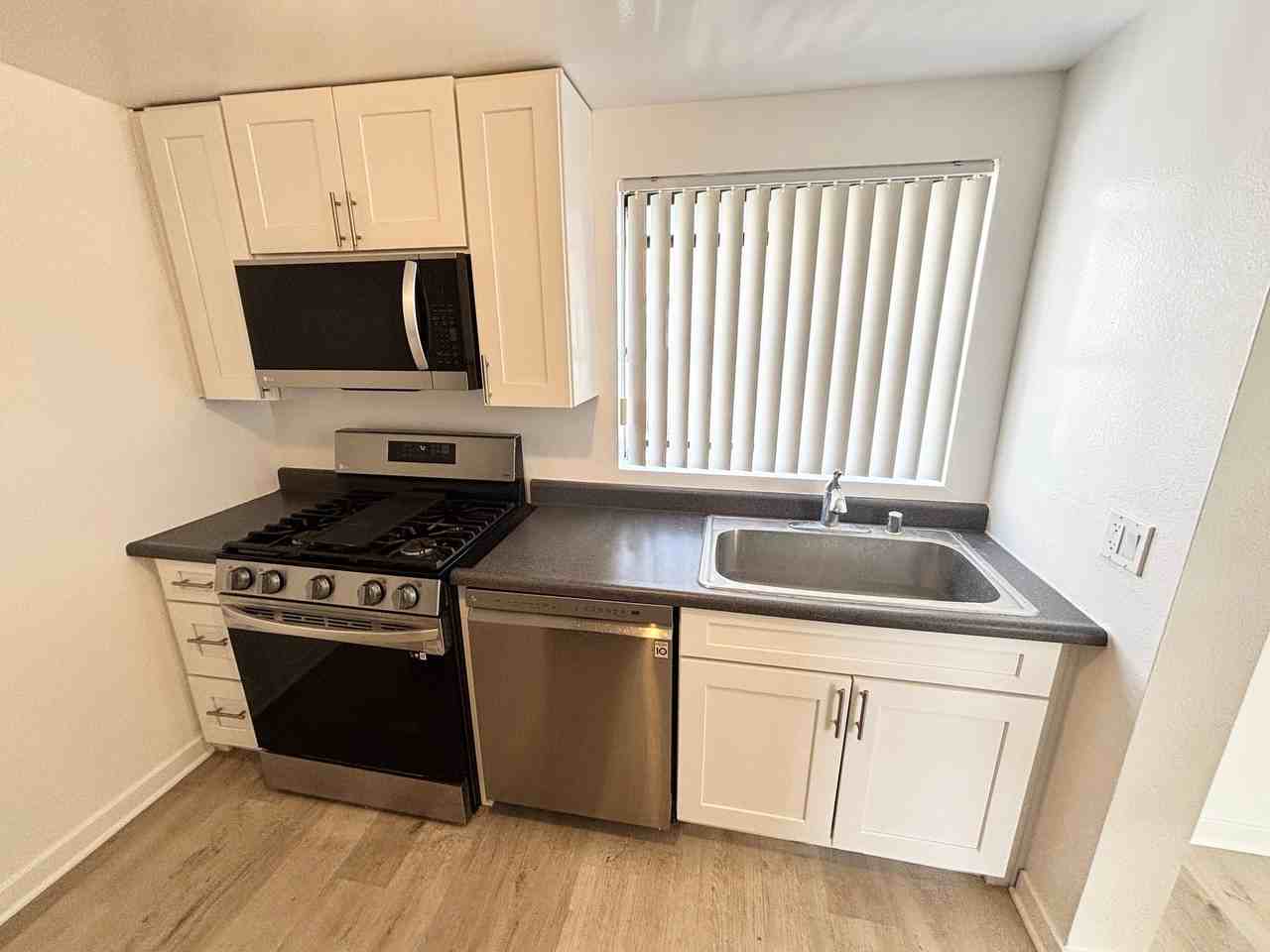 555 Oak St #301 - Photo 4 of 12