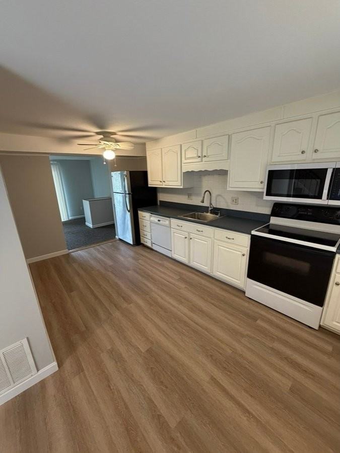 136 Canterbury Ln - Photo 4 of 20