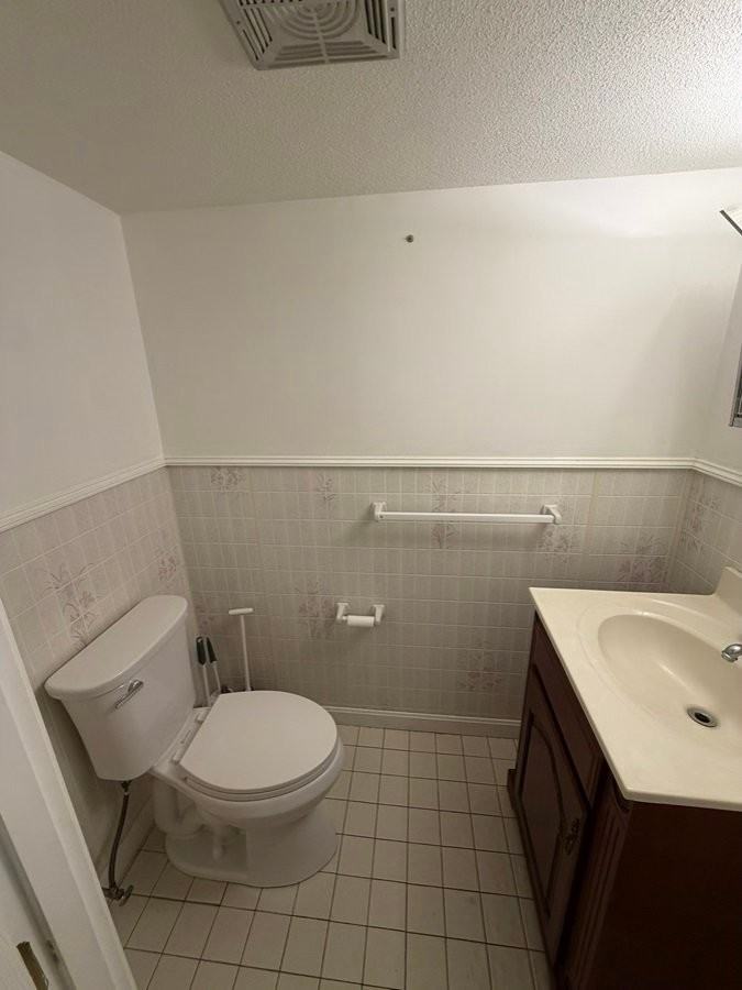 136 Canterbury Ln - Photo 7 of 20