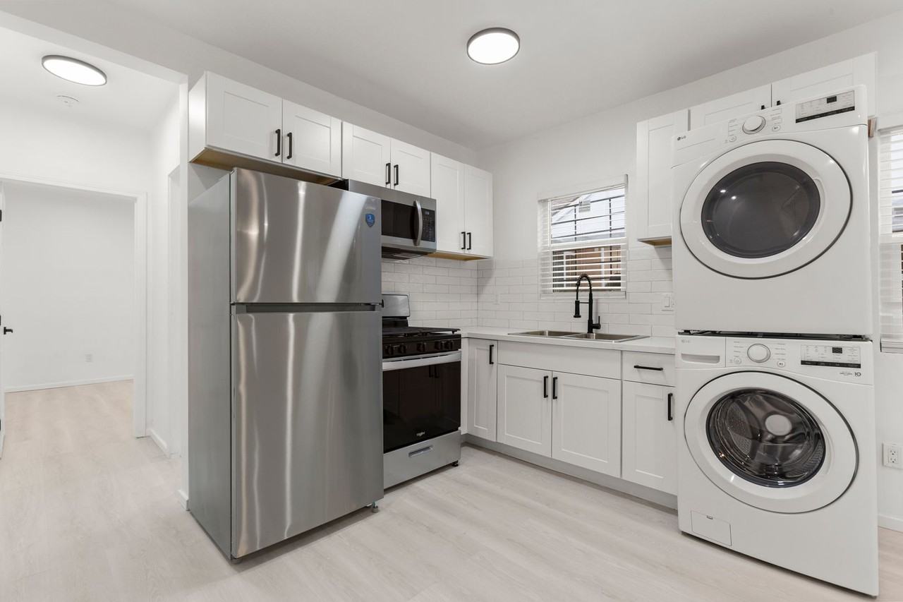 BEAUTIFUL 1 BED 1 BATH - Photo 5 of 17