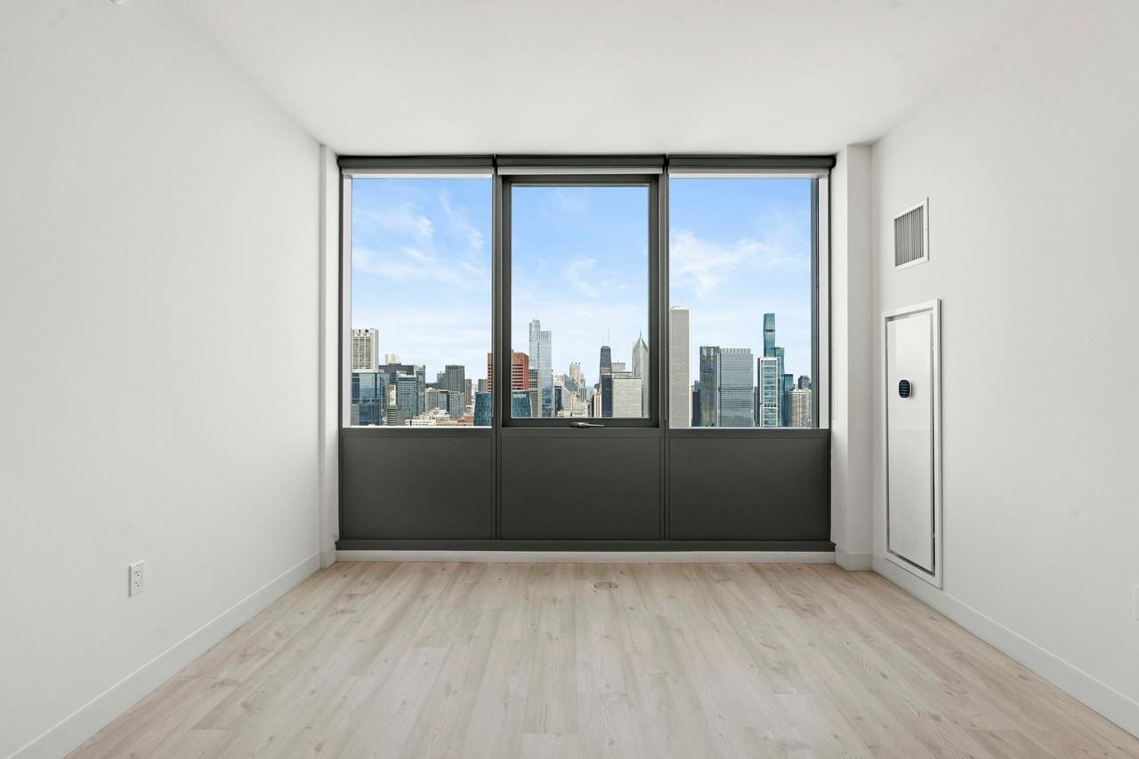 897 S Michigan Ave - Photo 3 of 7