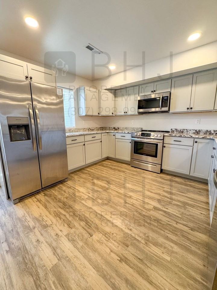 417 E 7th St - Photo 2 of 24