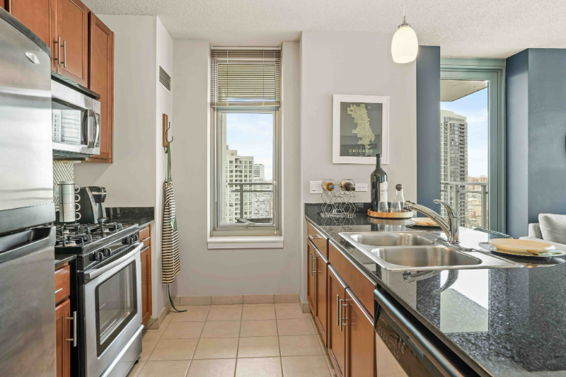 535 N Clinton St - Photo 4 of 18