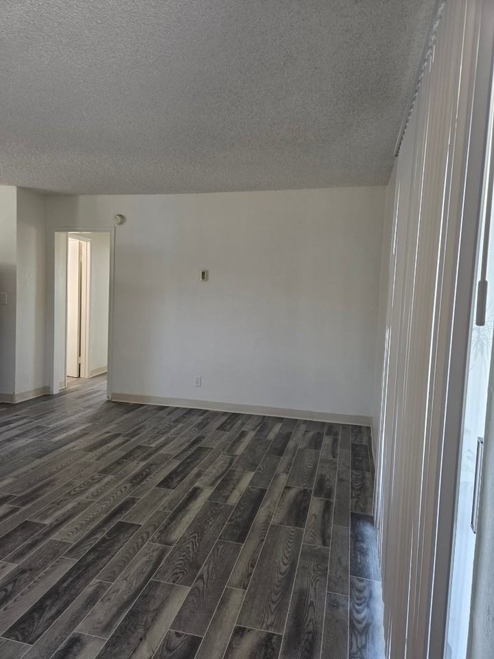 995 N Mollison Ave #28 - Photo 2 of 9