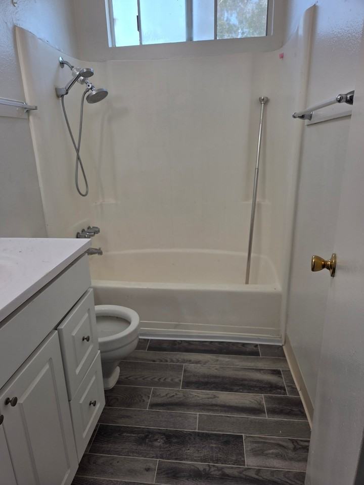 995 N Mollison Ave #28 - Photo 5 of 9