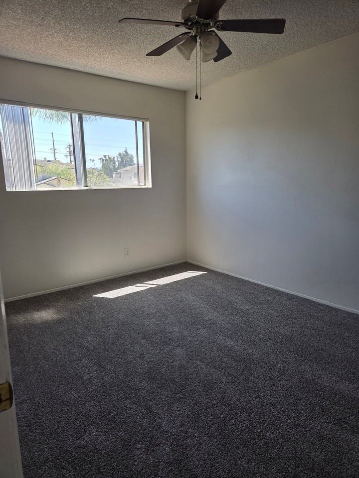 995 N Mollison Ave #28 - Photo 6 of 9