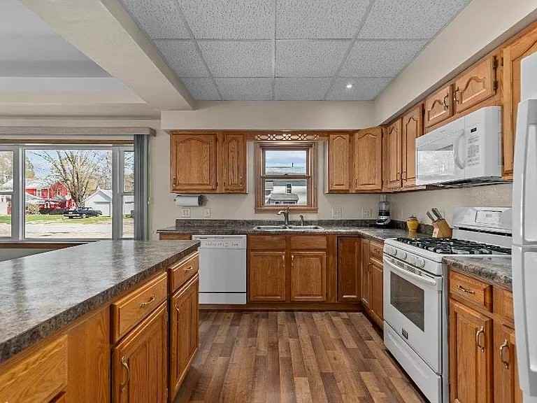 225 Prospect St - Photo 5 of 20