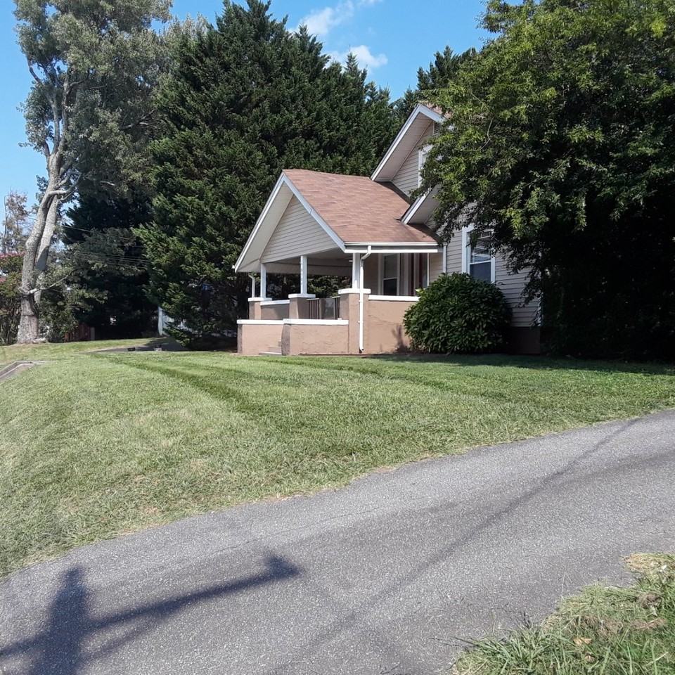 858A Highland Ave Ne - Photo 2 of 8