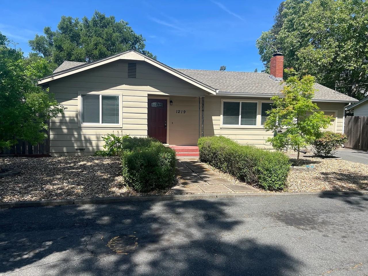 1219 Burbank Ave - Photo 2 of 17