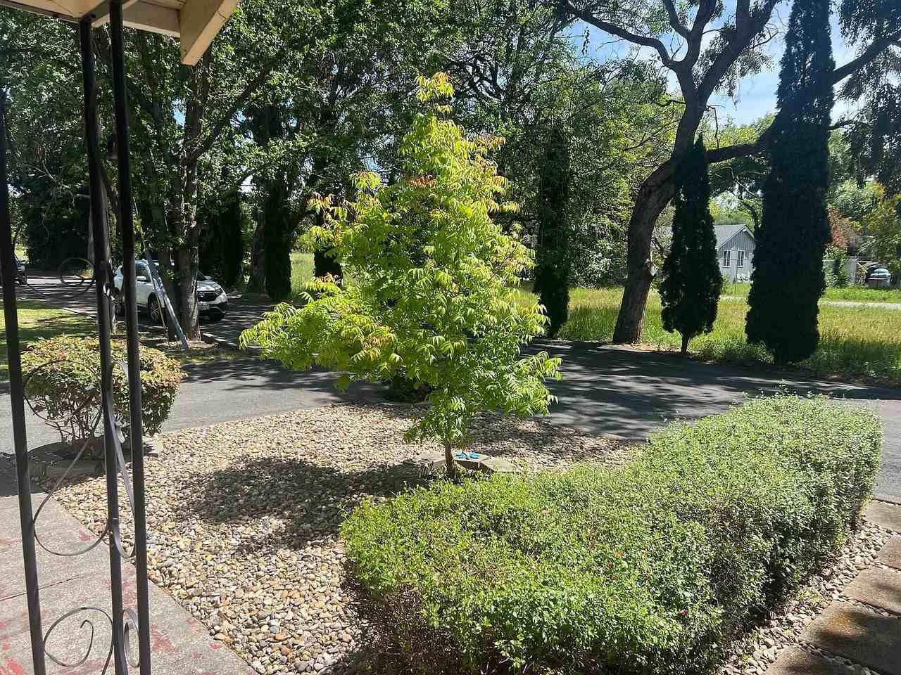 1219 Burbank Ave - Photo 3 of 17