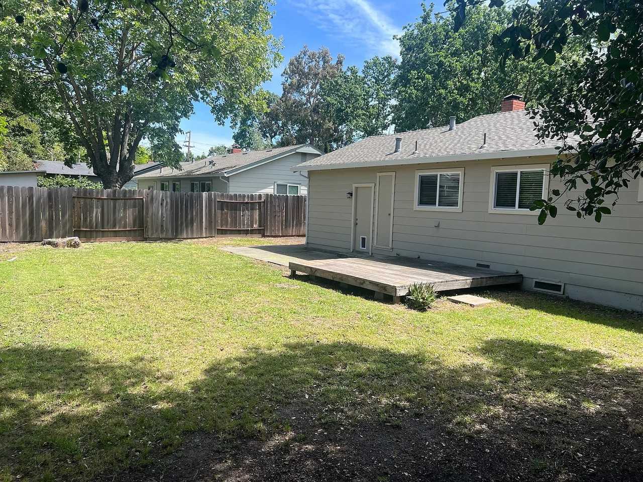 1219 Burbank Ave - Photo 4 of 17