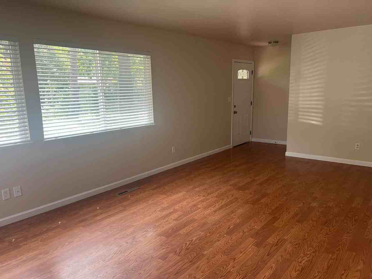 1219 Burbank Ave - Photo 5 of 17