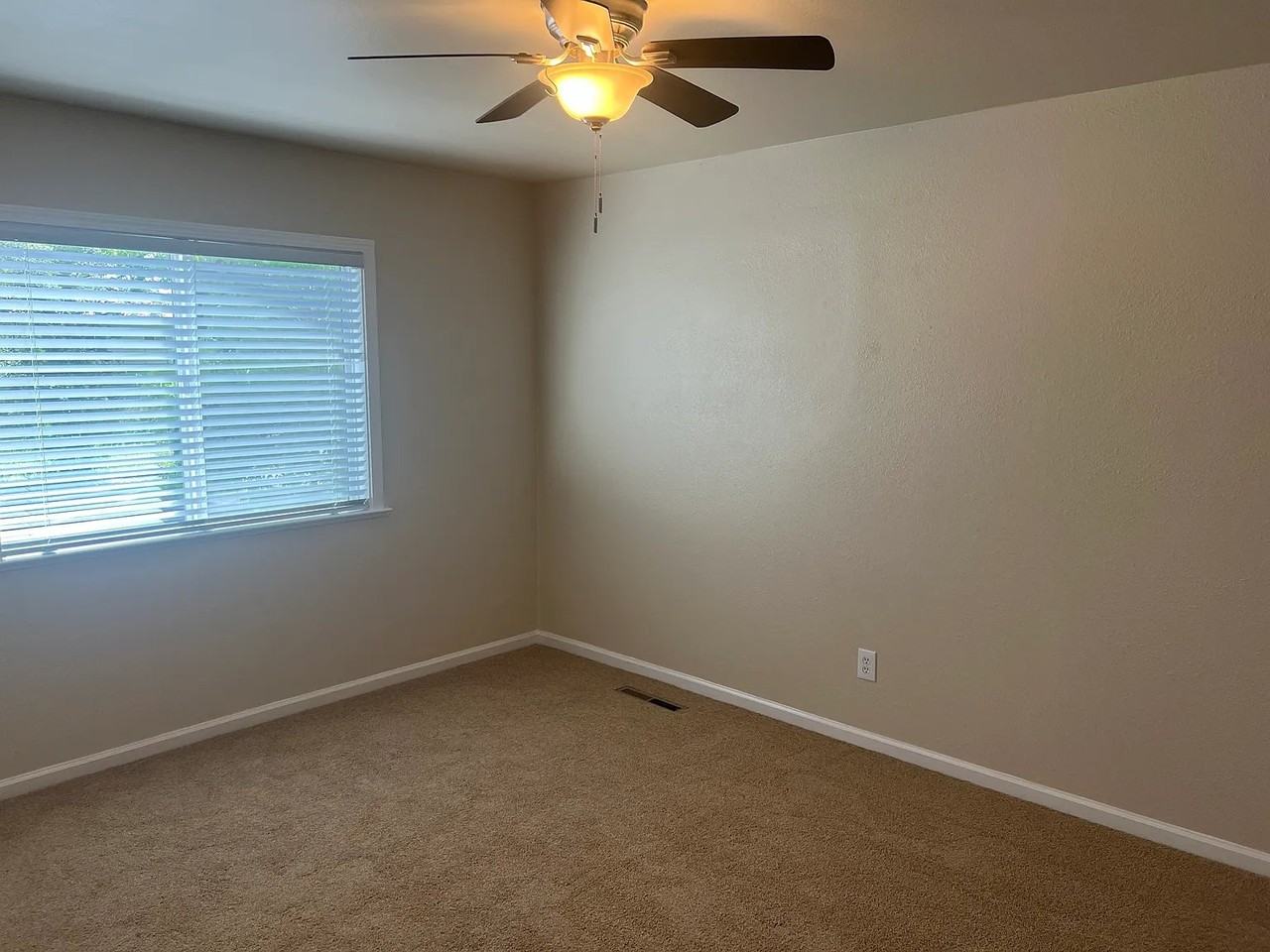 1219 Burbank Ave - Photo 7 of 17