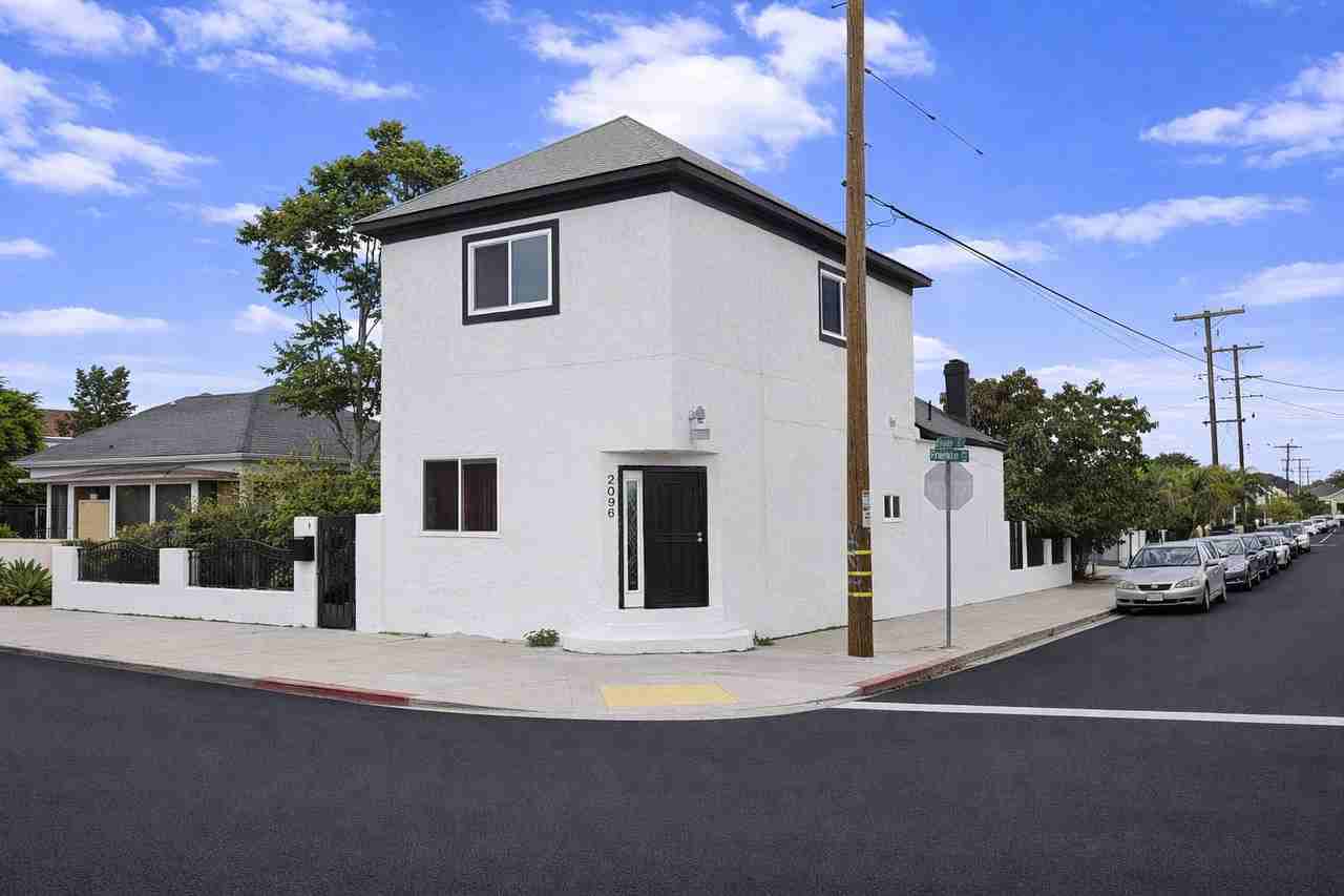 2096 Franklin Ave - Photo 3 of 20