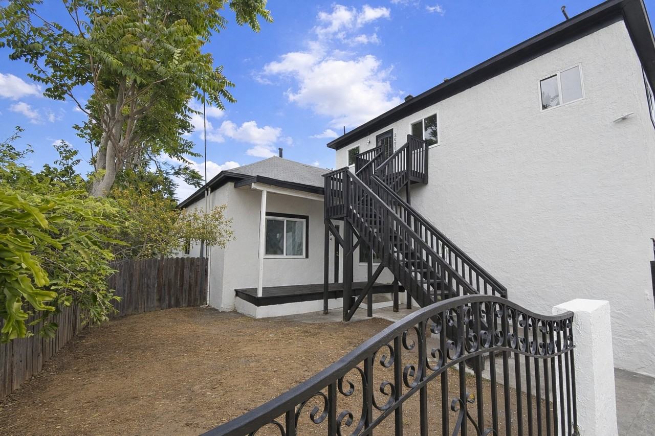 2096 Franklin Ave - Photo 4 of 20