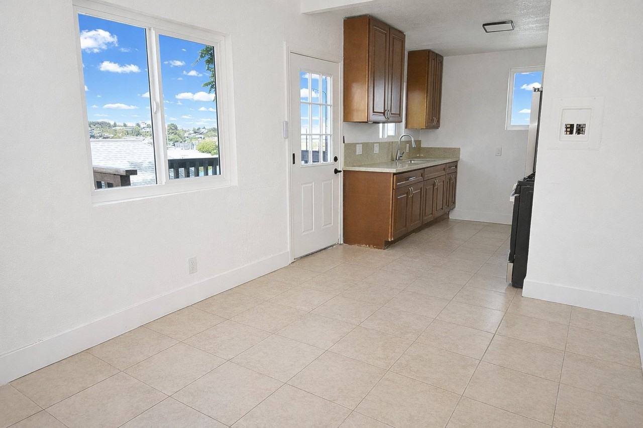 2096 Franklin Ave - Photo 7 of 20