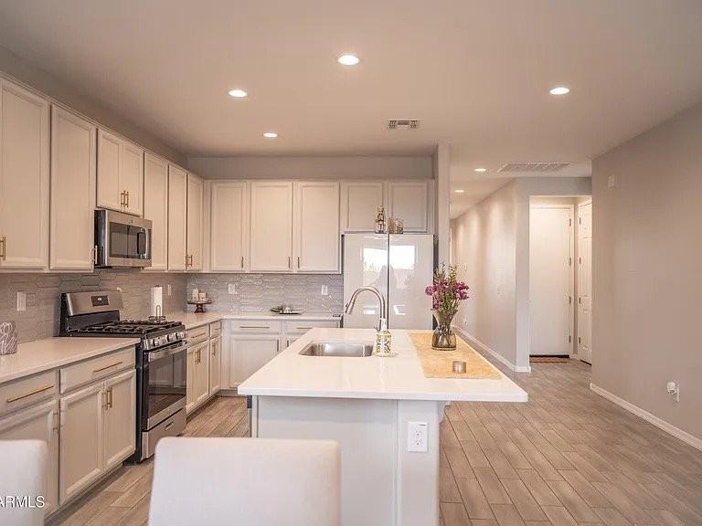 814 S 109th Ave - Photo 3 of 6